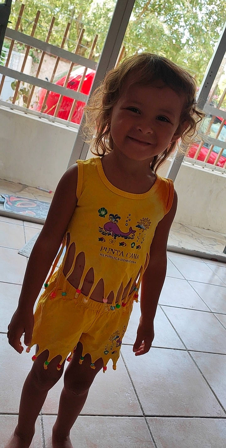 Mayna a rejoint le concours — aidez-le/la à gagner de superbes lots ! baby_toddler_clothing, chest, child, cool, flooring, fun, happy, joy, leisure, neck, pattern, person, personal_protective_equipment, recreation, shoulder, sleeve, smile, t_shirt, toddler, trunk