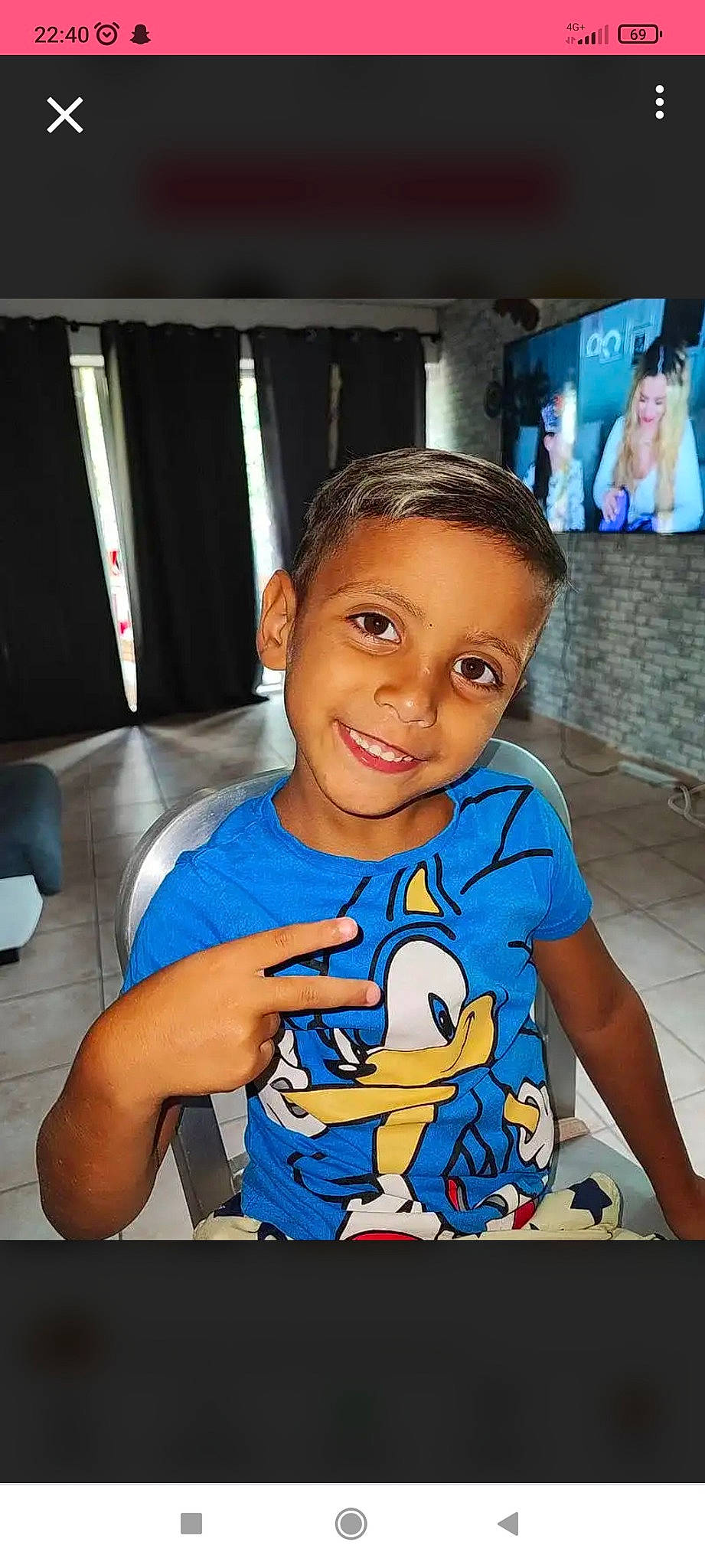 Kenzo participe au concours pour gagner de l'argent avec cette photo : chair, child, cool, electric_blue, flash_photography, flooring, fun, gadget, hairstyle, happy, joy, leisure, person, recreation, room, sitting, smile, standing, t_shirt, toddler