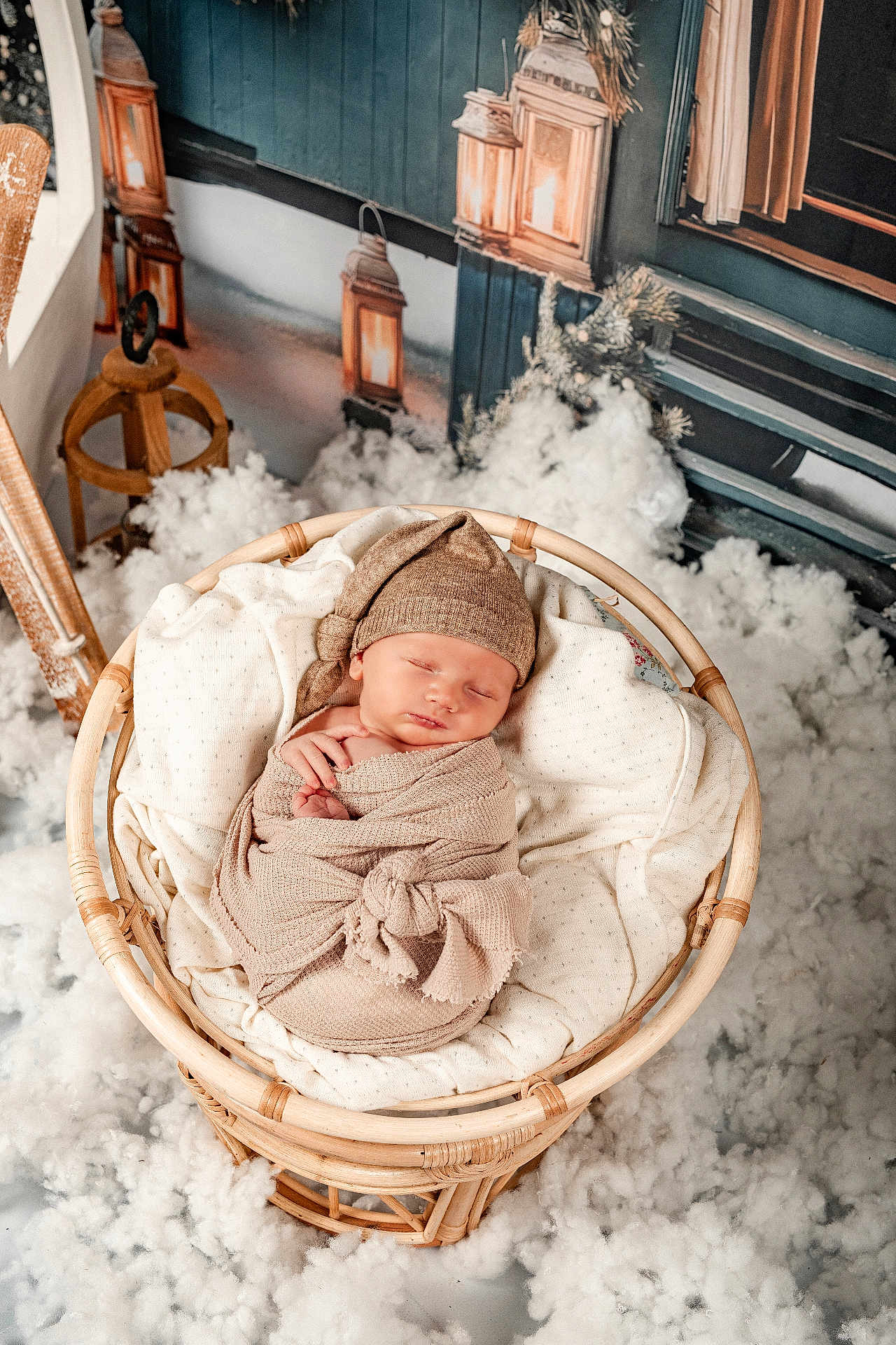 Lévy a rejoint le concours — aidez-le/la à gagner de superbes lots ! newborn, baby, sleeping, basket, blanket, hat, knit, cozy, indoors, portrait, infant, soft, warm, decor, lantern, wood, white, fluffy, peaceful, cute