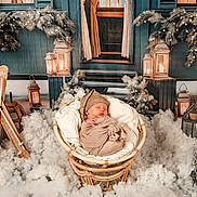 Lévy participe au concours pour gagner de l'argent avec cette photo : newborn, baby, basket, winter, snow, lantern, wooden_skis, decorations, cozy, blanket, hat, sleeping, holiday, festive, wicker, tree, indoor, soft_light, wrapped, peaceful