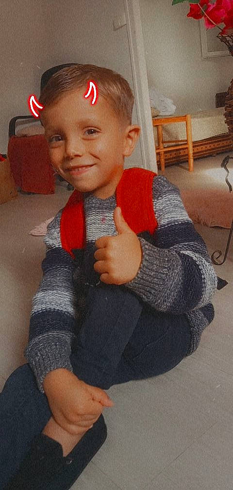 Kaïs participe au concours pour gagner de l'argent avec cette photo : baby, baby_toddler_clothing, chair, cheek, chin, comfort, finger, floor, flooring, gesture, happy, head, joy, lip, nose, person, skin, sleeve, smile, thumb