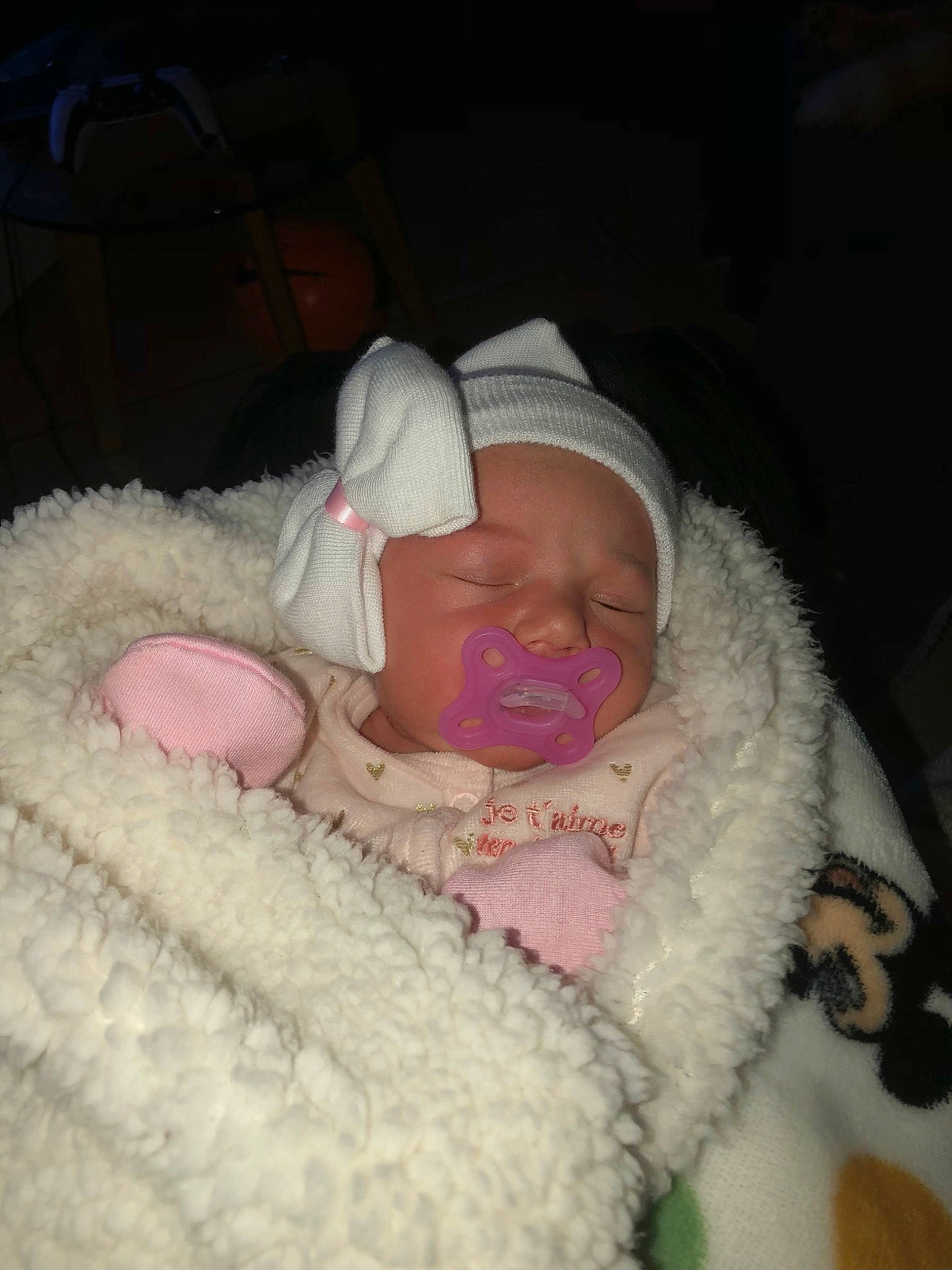 Kaïlie participe au concours pour gagner de l'argent avec cette photo : baby, baby_products, baby_sleeping, baby_toddler_clothing, beanie, bedtime, cheek, child, comfort, eye, fur, headwear, human_body, knit_cap, linens, luggage_and_bags, nose, person, skin, sleep