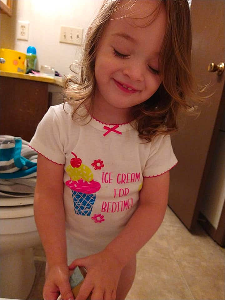 Mia is registered to the contest to win money with this photo: arm, cheek, chest, clothing, facial_expression, finger, hair, hairstyle, joy, neck, organ, person, pink, shoulder, skin, sleeve, smile, sportswear, standing, thigh