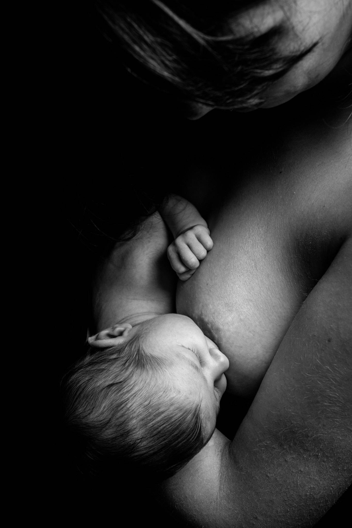 Téa participe au concours pour gagner de l'argent avec cette photo : abdomen, arm, baby, cheek, chest, child, comfort, elbow, eye, flash_photography, foot, gesture, happy, human_body, human_leg, monochrome, monochrome_photography, person, skin, toddler