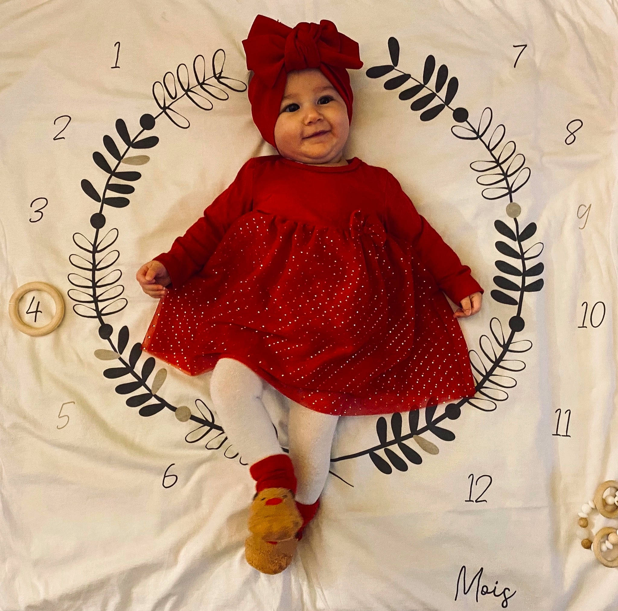 Téa participe au concours pour gagner de l'argent avec cette photo : baby_products, baby_toddler_clothing, child, costume_hat, face, fictional_character, font, hat, headgear, headwear, joy, linens, magenta, outerwear, pattern, peach, person, pink, sleeve, sock