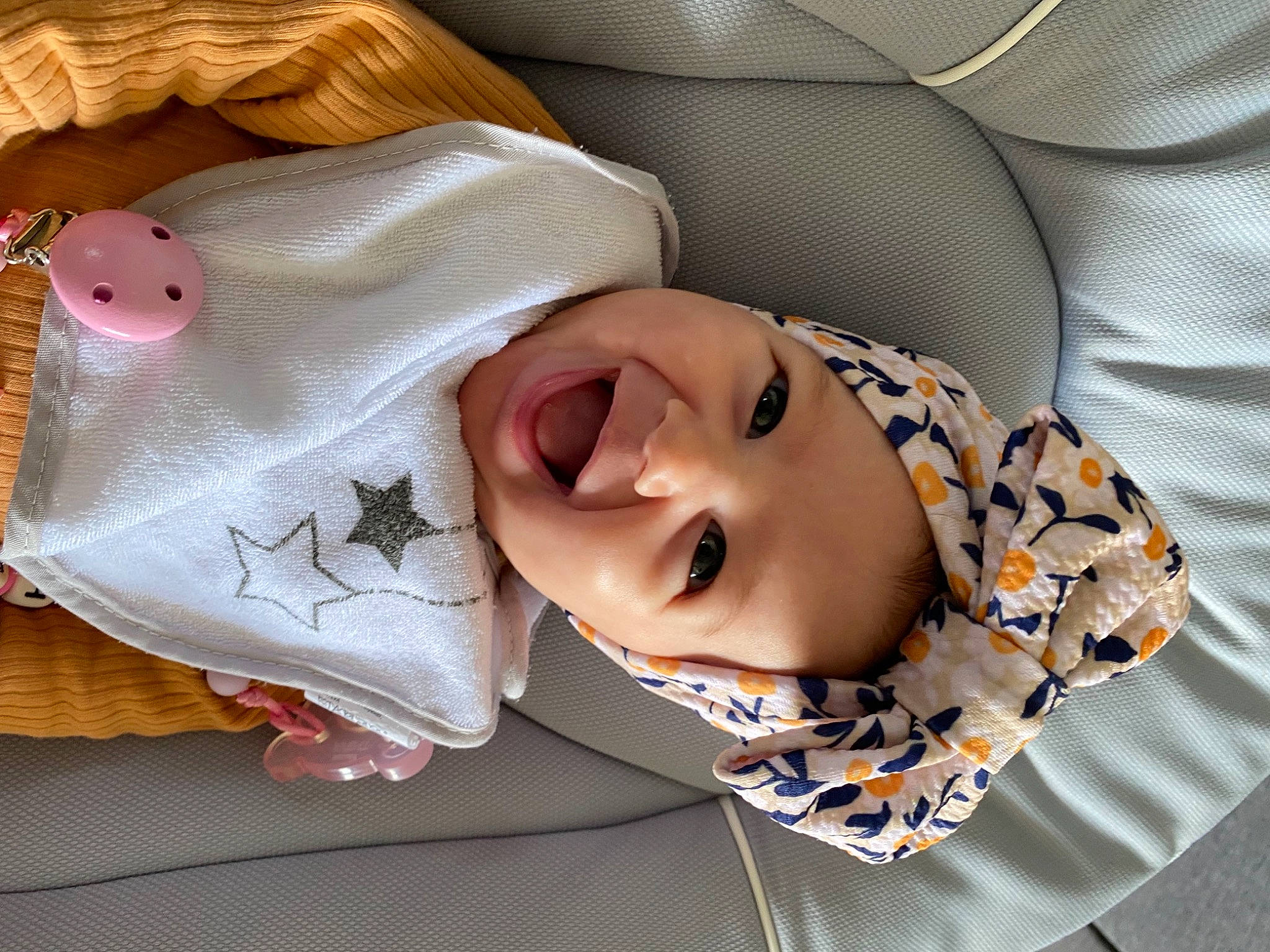 Téa participe au concours pour gagner de l'argent avec cette photo : baby, baby_products, baby_toddler_clothing, carmine, cheek, child, collar, comfort, happy, head, headgear, linens, lip, mouth, nose, person, skin, sleeve, smile, textile