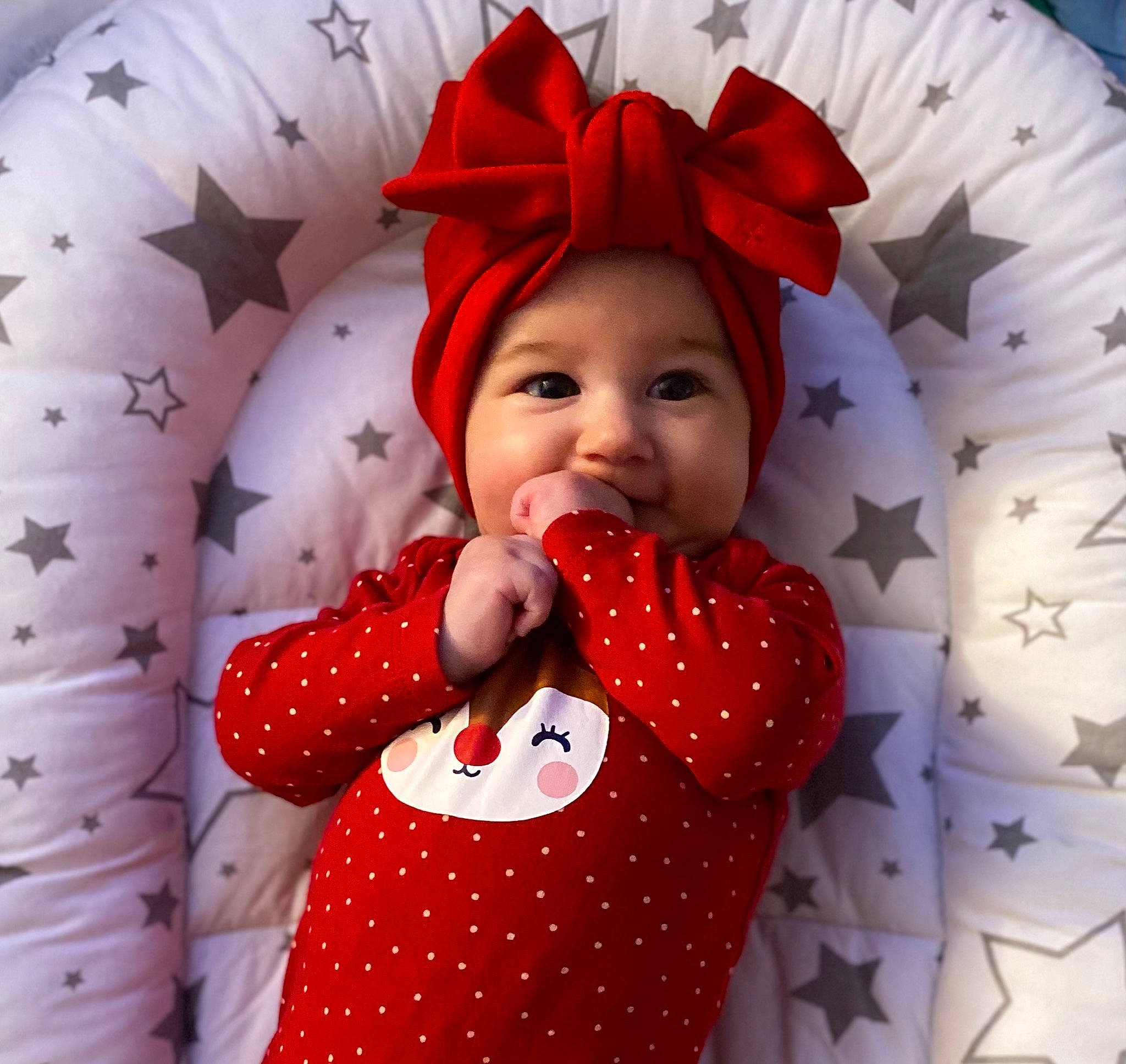 Téa a rejoint le concours — aidez-le/la à gagner de superbes lots ! baby_toddler_clothing, beauty, child, collar, costume_hat, design, facial_expression, happy, headwear, lip, pattern, person, pink, plaid, product, red, sleeve, smile, tartan, textile