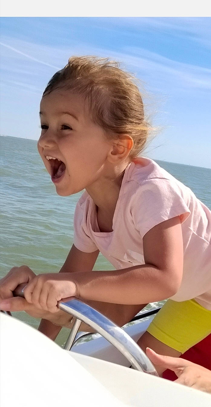 Emmy participe au concours pour gagner de l'argent avec cette photo : beach, beauty, boat, boats_and_boating_equipment_and_supplies, child, daytime, fun, happy, leisure, people_on_beach, person, recreation, sand, sitting, sky, smile, summer, t_shirt, toddler, travel