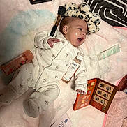 Isaïah a rejoint le concours — aidez-le/la à gagner de superbes lots ! baby, infant, onesie, blanket, makeup_brush, makeup_palette, headband, skincare, lotion, cosmetics, face_cream, cute, lying_down, fluffy, cozy, card, age_card, baby_face, indoor, soft_texture