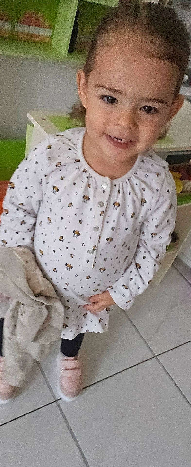 Olivia a rejoint le concours — aidez-le/la à gagner de superbes lots ! child, clothing, face, female, footwear, girl, happy, head, indoors, longsleeve, pajamas, pants, person, photography, portrait, shirt, shoe, sitting, sleeve, smile