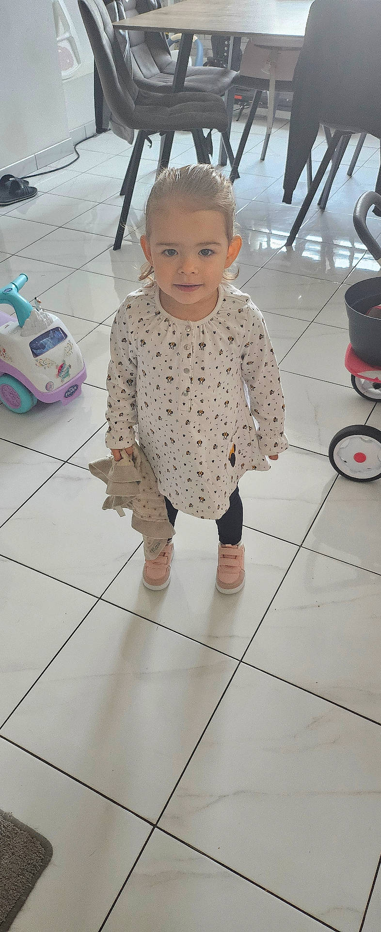 Olivia a rejoint le concours — aidez-le/la à gagner de superbes lots ! bodypart, clothing, diningtable, face, footwear, furniture, head, knitwear, longsleeve, pants, person, photography, portrait, shoe, sitting, sleeve, standing, sweater, table, wood