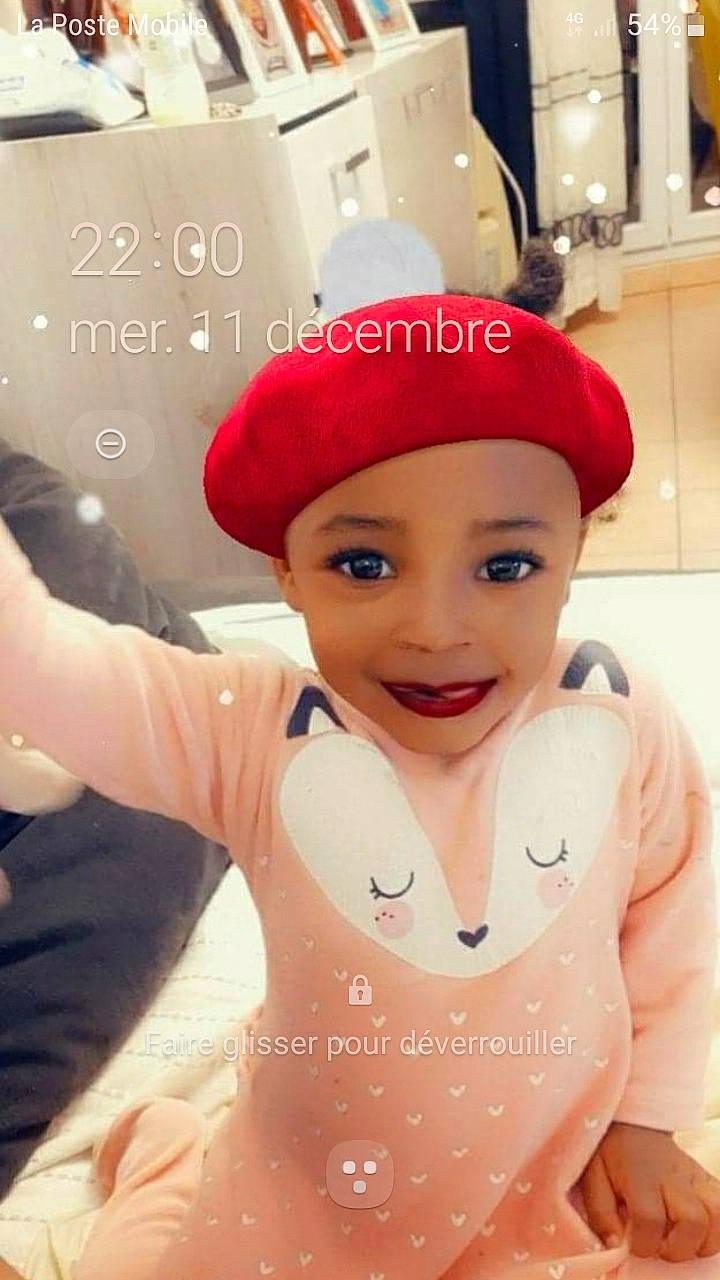 Fatim participe au concours pour gagner de l'argent avec cette photo : baby, baseball_cap, cap, cheek, child, cool, happy, hat, headgear, joy, lip, person, photography, selfie, skin, smile, toddler