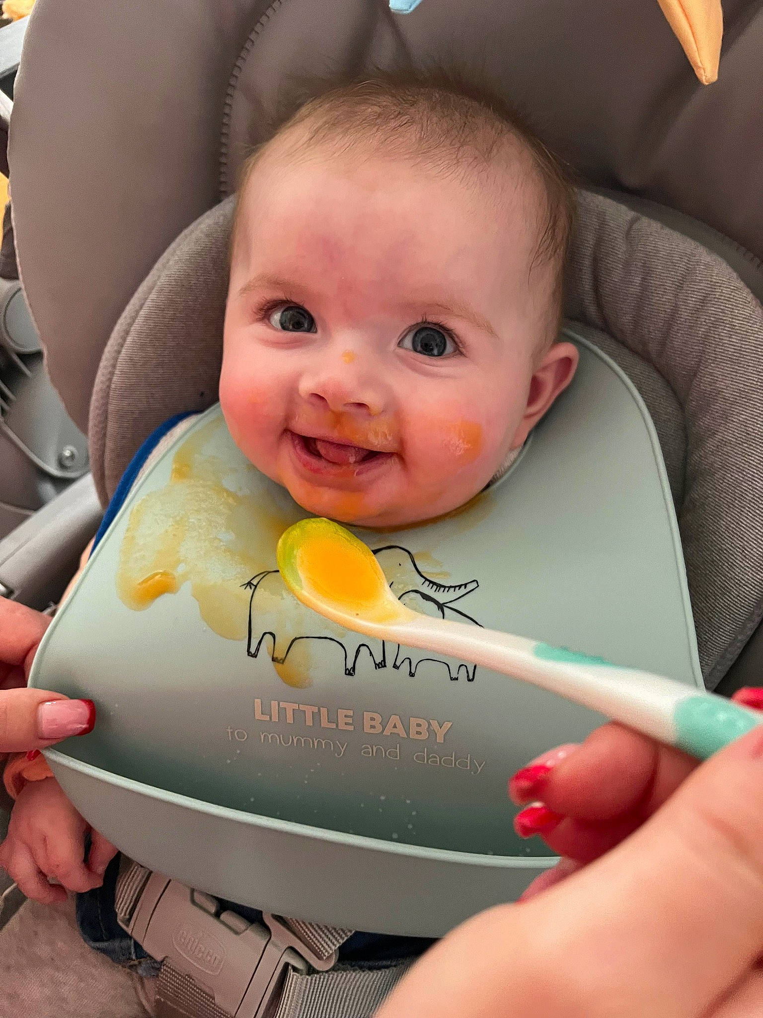 Sarah a rejoint le concours — aidez-le/la à gagner de superbes lots ! baby, baby_carriage, baby_products, baby_toddler_clothing, cheek, child, comfort, eyebrow, eyelash, face, finger, fun, happy, joy, material_property, mouth, nose, person, seat_belt, skin