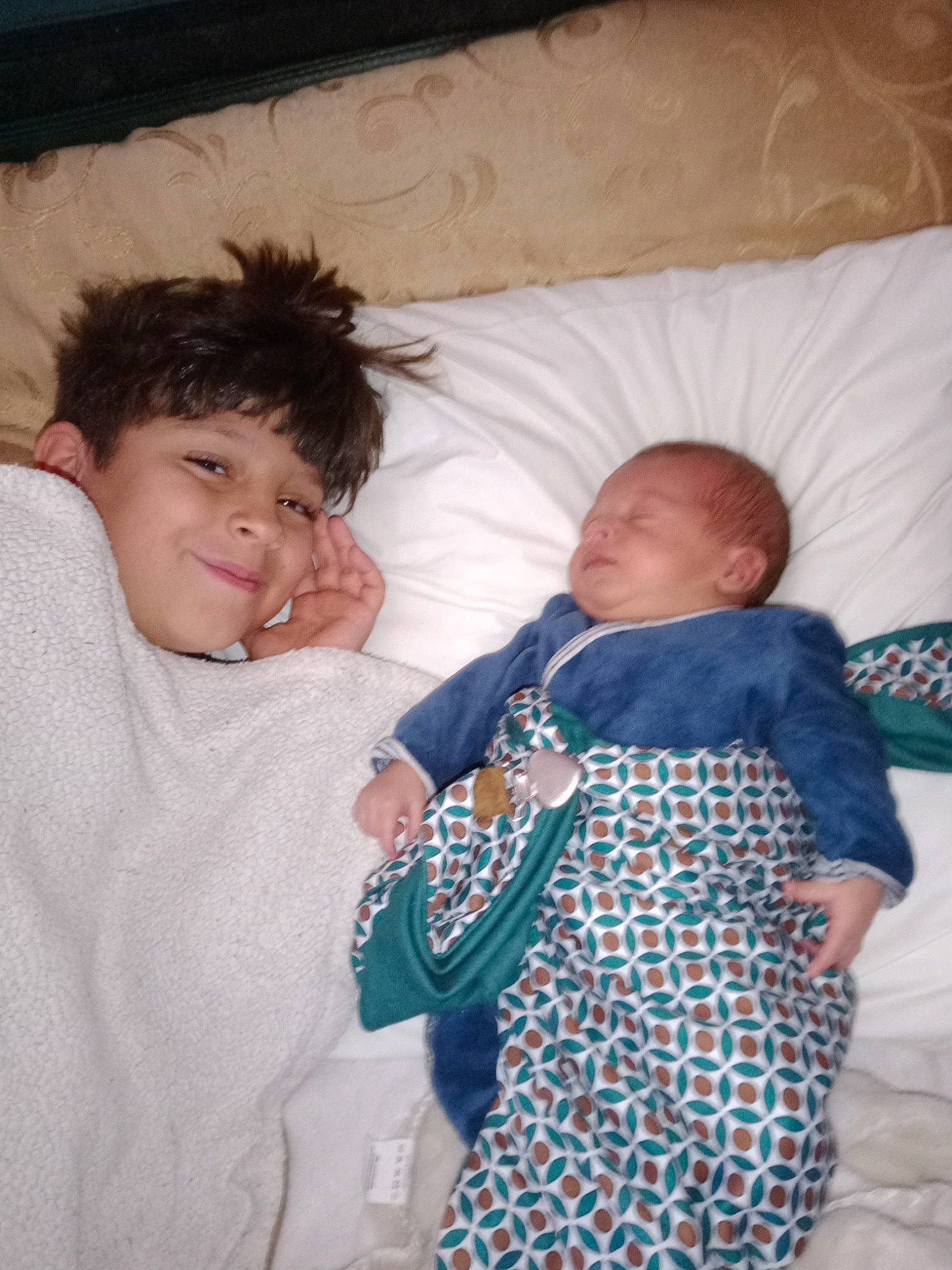 Ayoub a rejoint le concours — aidez-le/la à gagner de superbes lots ! abdomen, baby, baby_toddler_clothing, cheek, child, comfort, couch, event, fun, happy, iris, joy, linens, pattern, person, room, sitting, skin, sleeve, smile