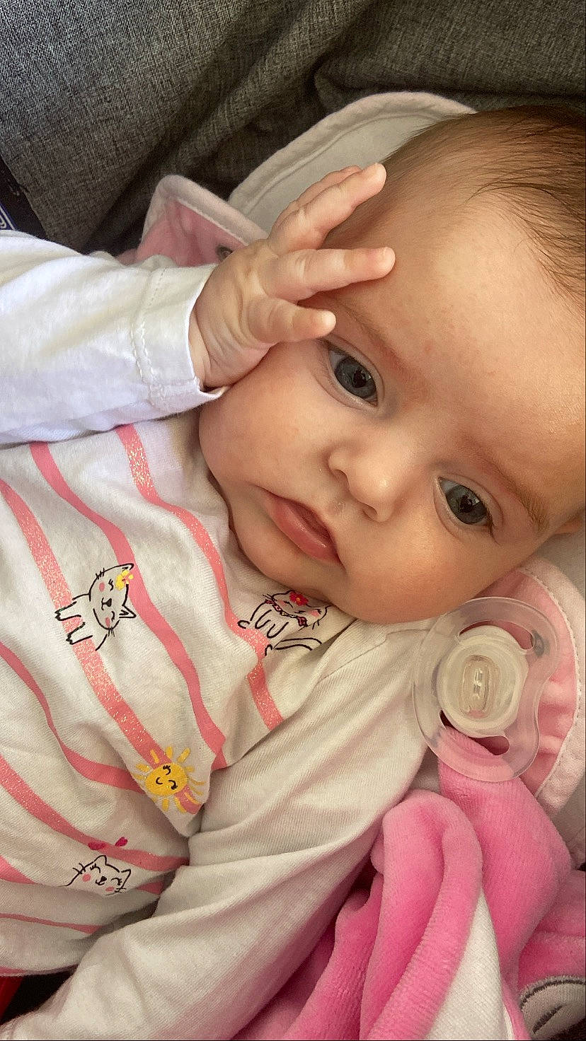 Kelyssa a rejoint le concours — aidez-le/la à gagner de superbes lots ! baby, baby_toddler_clothing, cheek, chin, ear, eye, eyebrow, eyelash, face, gesture, head, iris, lip, mammal, mouth, nose, person, pink, product, skin