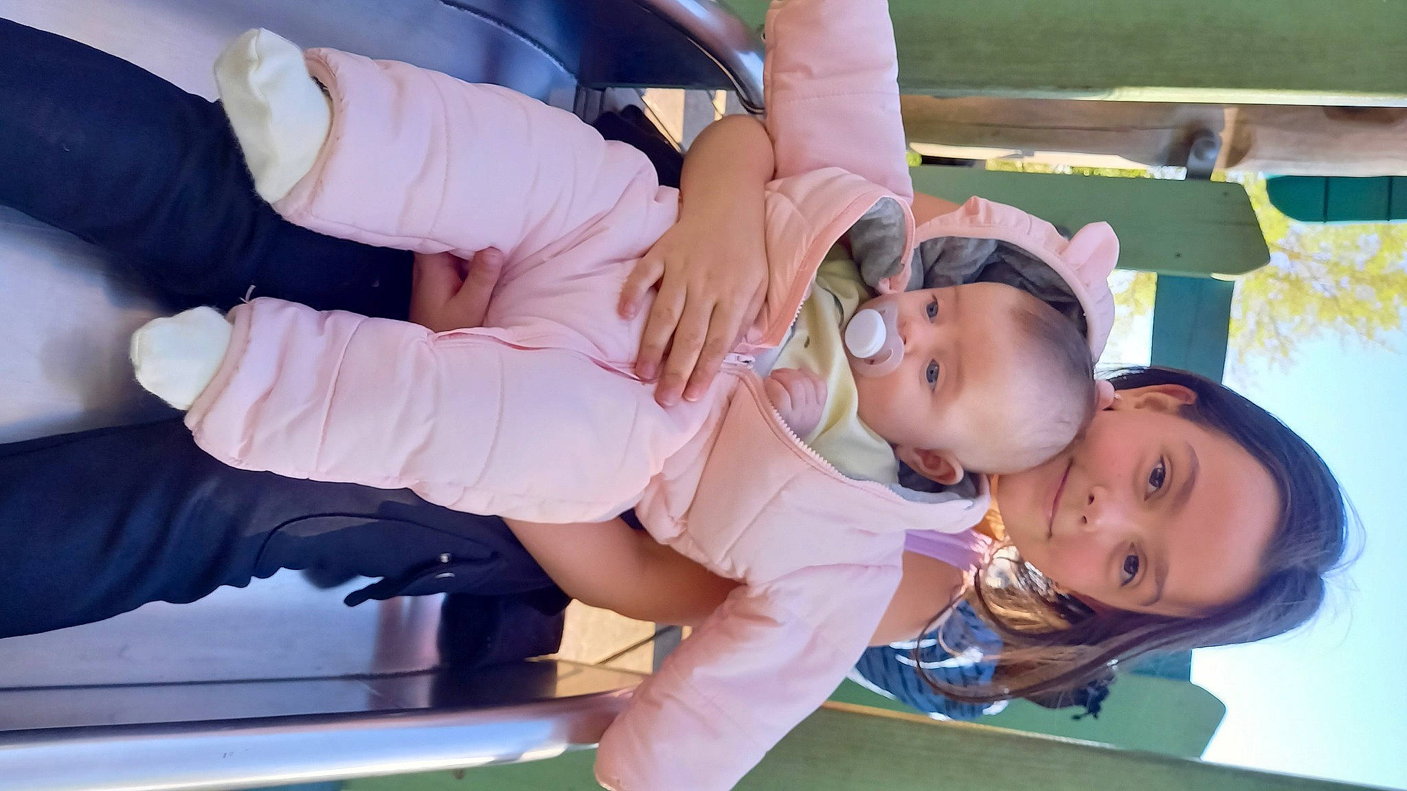 Kelyssa a rejoint le concours — aidez-le/la à gagner de superbes lots ! baby, baby_products, child, comfort, finger, fun, gesture, grass, hand, happy, hat, joy, leisure, mouth, nail, person, recreation, smile, sunglasses, thumb