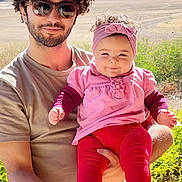 Louise Jasmine participe au concours pour gagner de l'argent avec cette photo : baby, baby_feet, child, curly_hair, family, greenery, happy, headband, holding, man, mountains, nature, outdoor, person, pink_clothing, portrait, red_pants, smile, sunglasses, sunlight