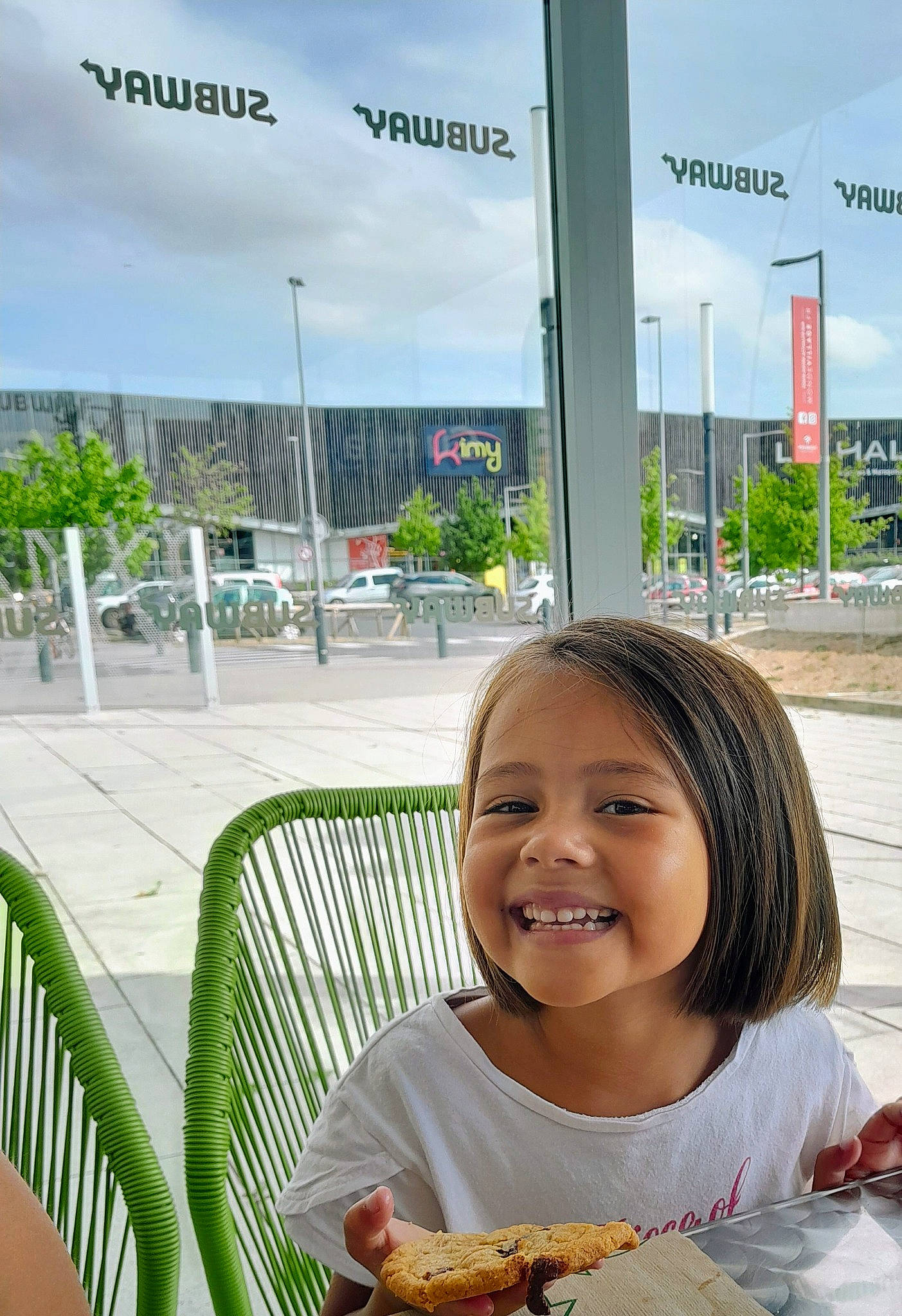 Noëmy participe au concours pour gagner de l'argent avec cette photo : building, chair, cloud, comfort_food, cuisine, dish, finger_food, food, food_craving, happy, joy, leisure, outdoor_furniture, person, plant, sky, smile, snapshot, tableware, toddler