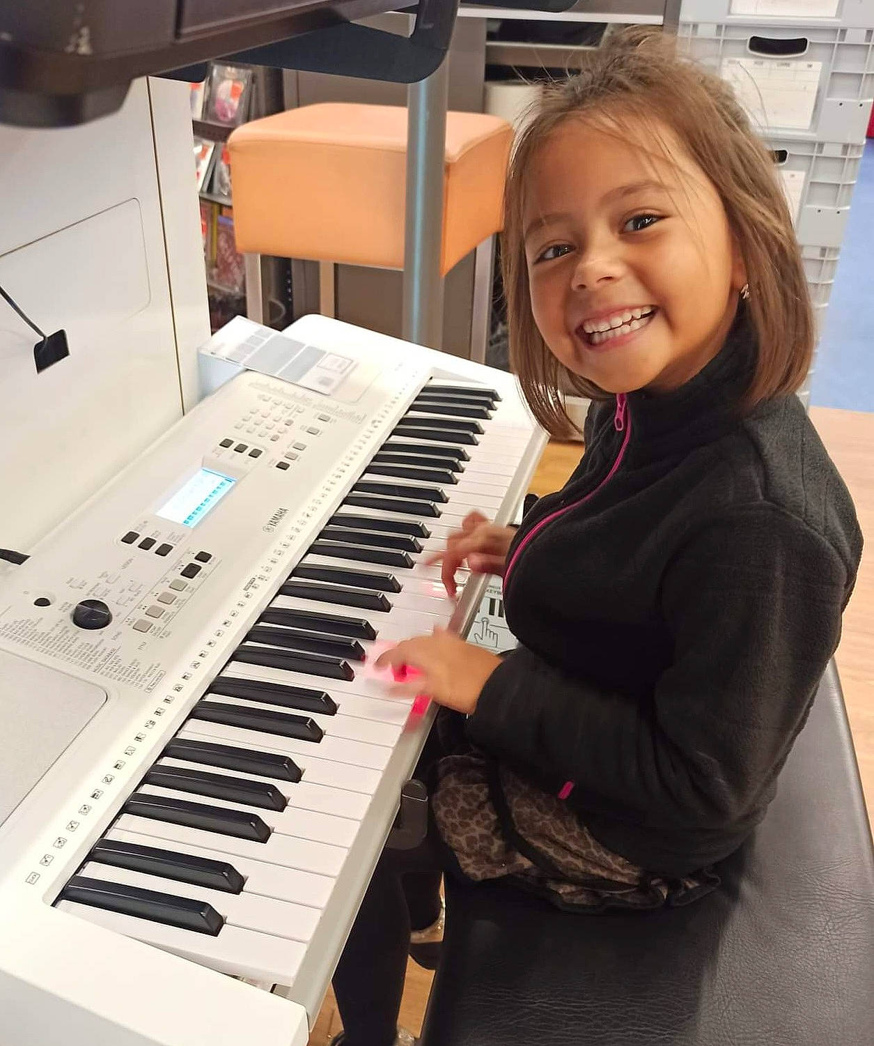 Noëmy a rejoint le concours — aidez-le/la à gagner de superbes lots ! audio_equipment, composer, digital_piano, electric_piano, electronic_instrument, electronic_keyboard, electronic_musical_instrument, entertainment, event, joy, keyboard, keyboard_player, music, musical_instrument, musical_instrument_accessory, musical_keyboard, musician, organist, person, piano