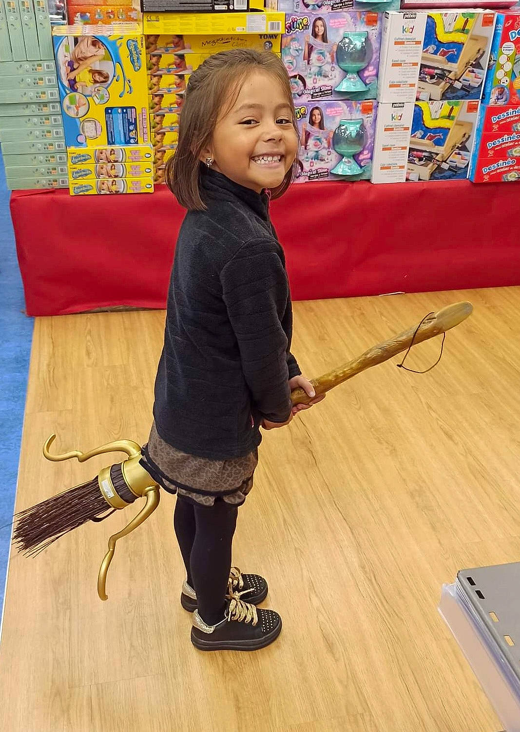 Noëmy a rejoint le concours — aidez-le/la à gagner de superbes lots ! boot, child, floor, flooring, fun, happy, hardwood, human_leg, joy, knee, leisure, pattern, person, room, sandal, sleeve, smile, standing, thigh, toddler