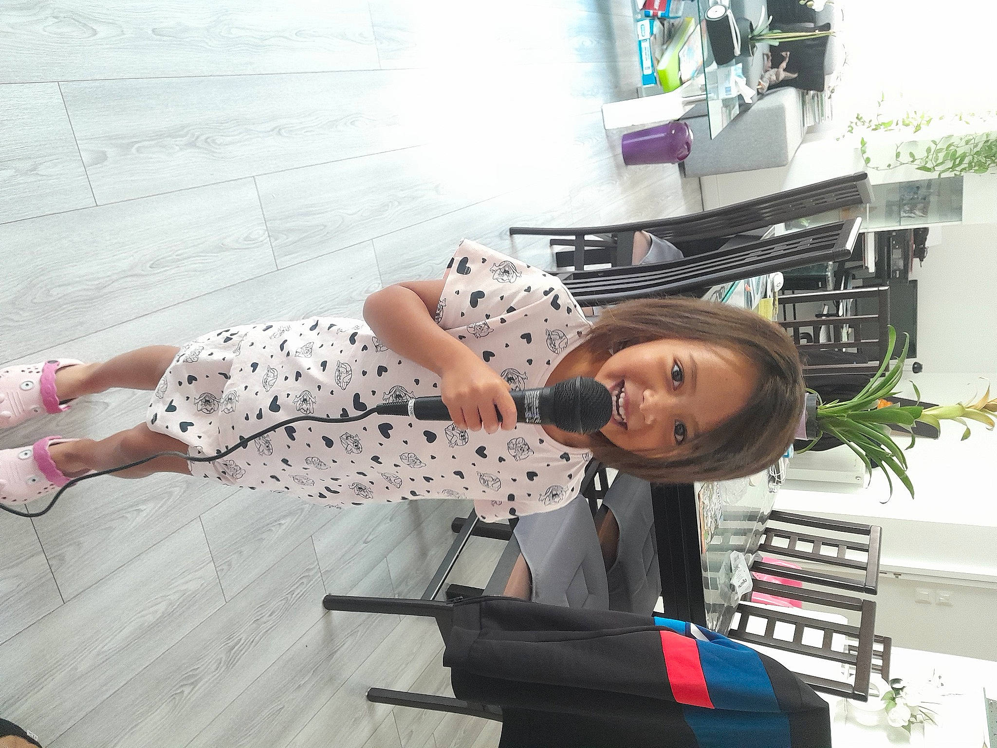 Noëmy participe au concours pour gagner de l'argent avec cette photo : eyewear, fashion_design, flooring, fun, hardwood, houseplant, human_leg, joint, joy, knee, pattern, person, plant, room, sandal, shoulder, sitting, thigh, waist, wood