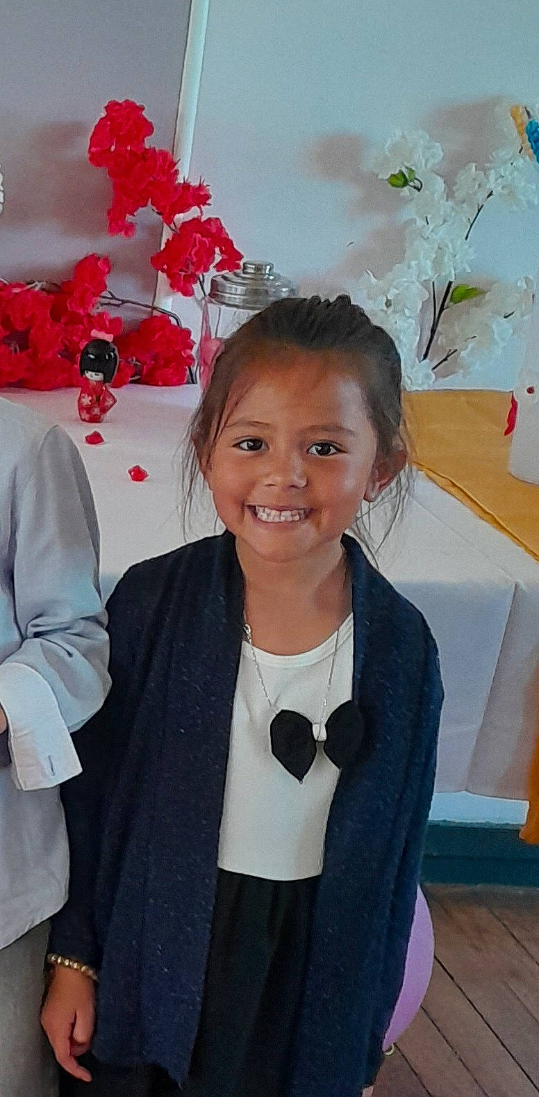 Noëmy participe au concours pour gagner de l'argent avec cette photo : beauty, blazer, button, carmine, child, cut_flowers, event, fashion, fashion_accessory, fashion_design, floral_design, flower_arranging, formal_wear, hairstyle, happy, jewellery, joy, person, petal, smile