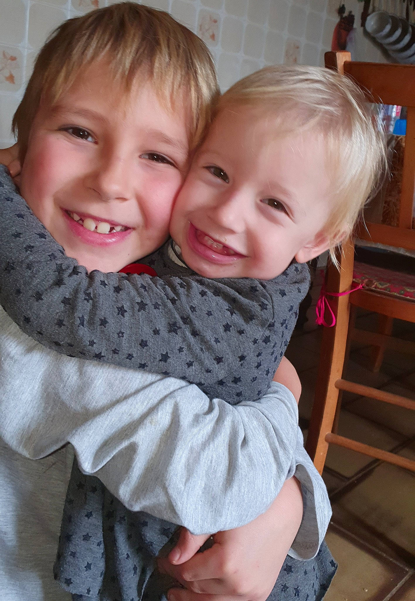 Pablo a rejoint le concours — aidez-le/la à gagner de superbes lots ! baby, baby_toddler_clothing, cheek, child, eye, face, facial_expression, happy, head, hug, interaction, iris, joy, laugh, person, sibling, sitting, skin, smile, standing