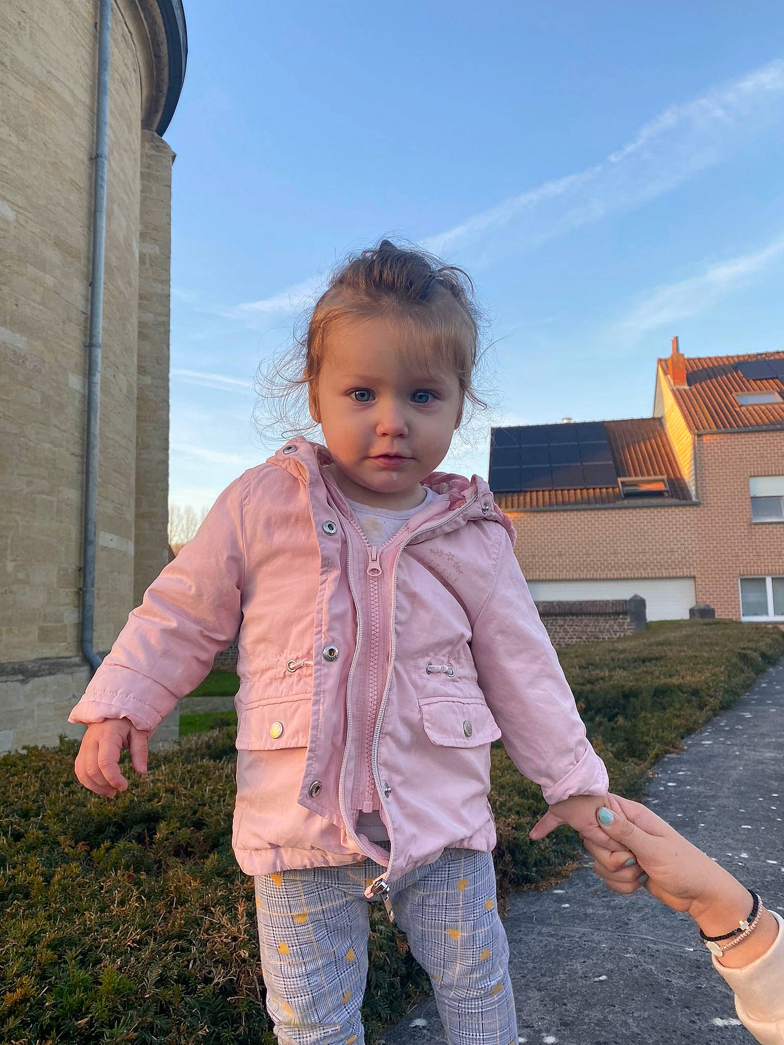 Areti participe au concours pour gagner de l'argent avec cette photo : baby_toddler_clothing, child, cloud, denim, flash_photography, fun, gesture, grass, happy, leisure, people_in_nature, person, plant, portrait_photography, sitting, sky, sleeve, toddler, travel, window