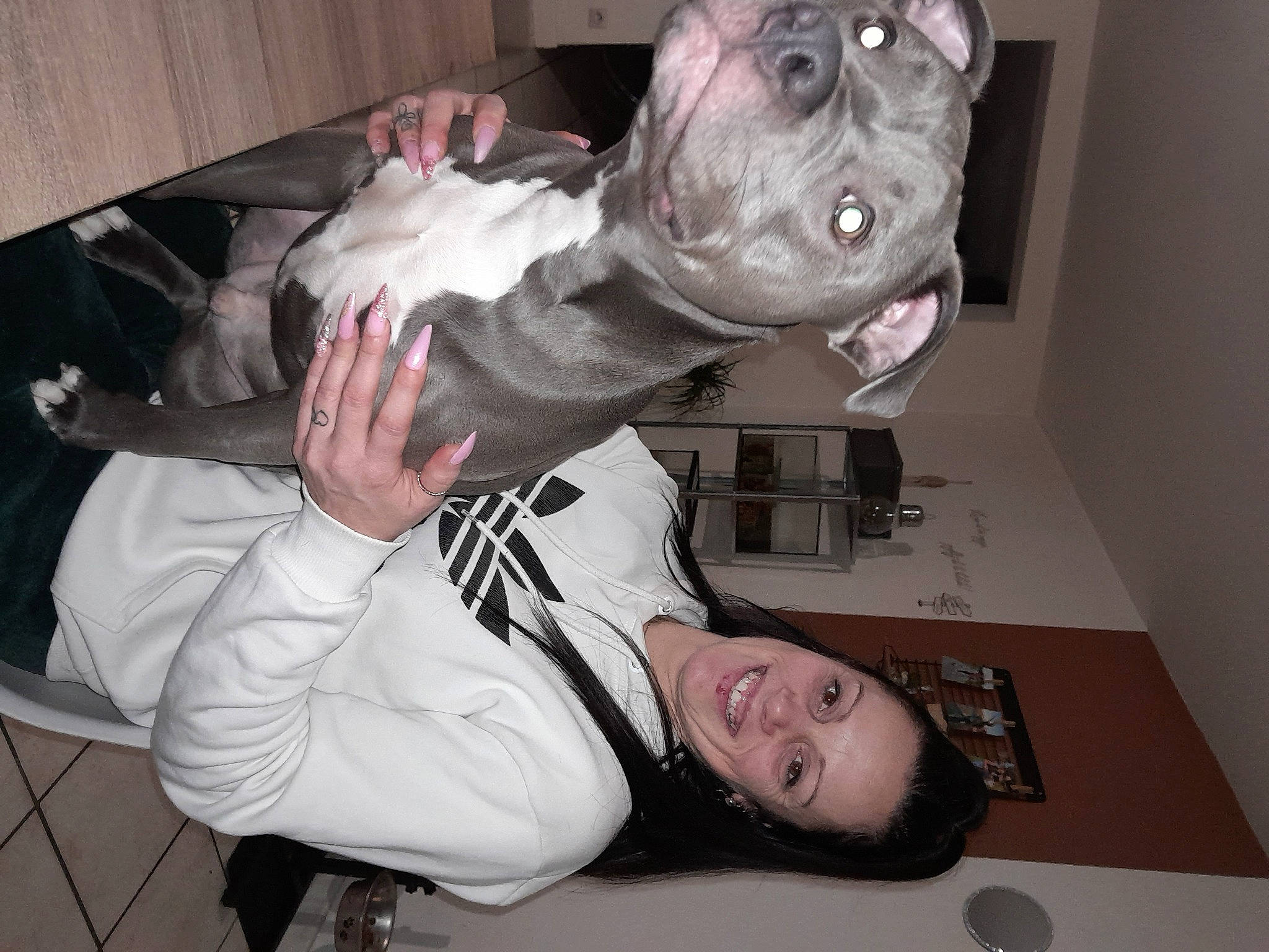 Taizen participe au concours pour gagner de l'argent avec cette photo : costume, elbow, event, flesh, fun, gesture, mouth, organ, personal_protective_equipment, room, sleeve, smile, suidae, thigh, thumb