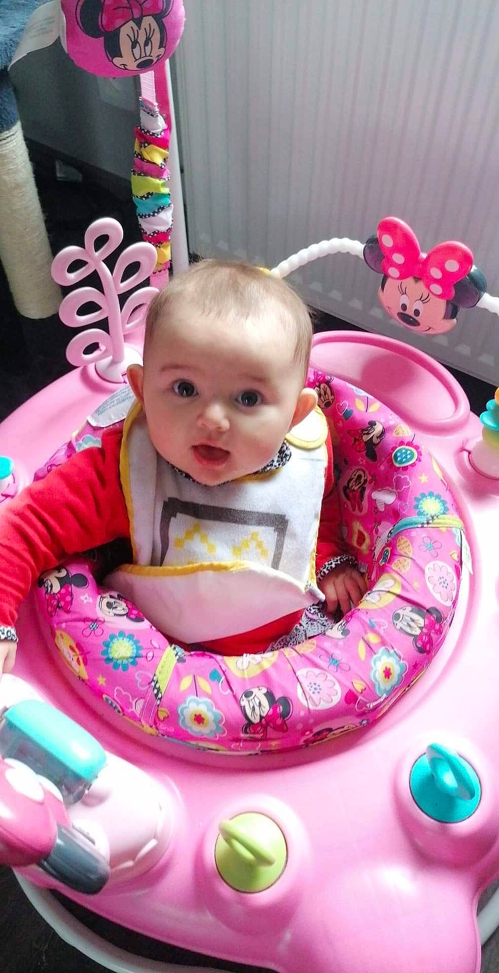 Candice a rejoint le concours — aidez-le/la à gagner de superbes lots ! baby, baby_playing_with_food, baby_products, baby_toddler_clothing, baby_toys, baked_goods, bib, birthday, cake, child, dessert, pastry, person, pink, plate, sugar_cake, surprise, sweetness, toddler
