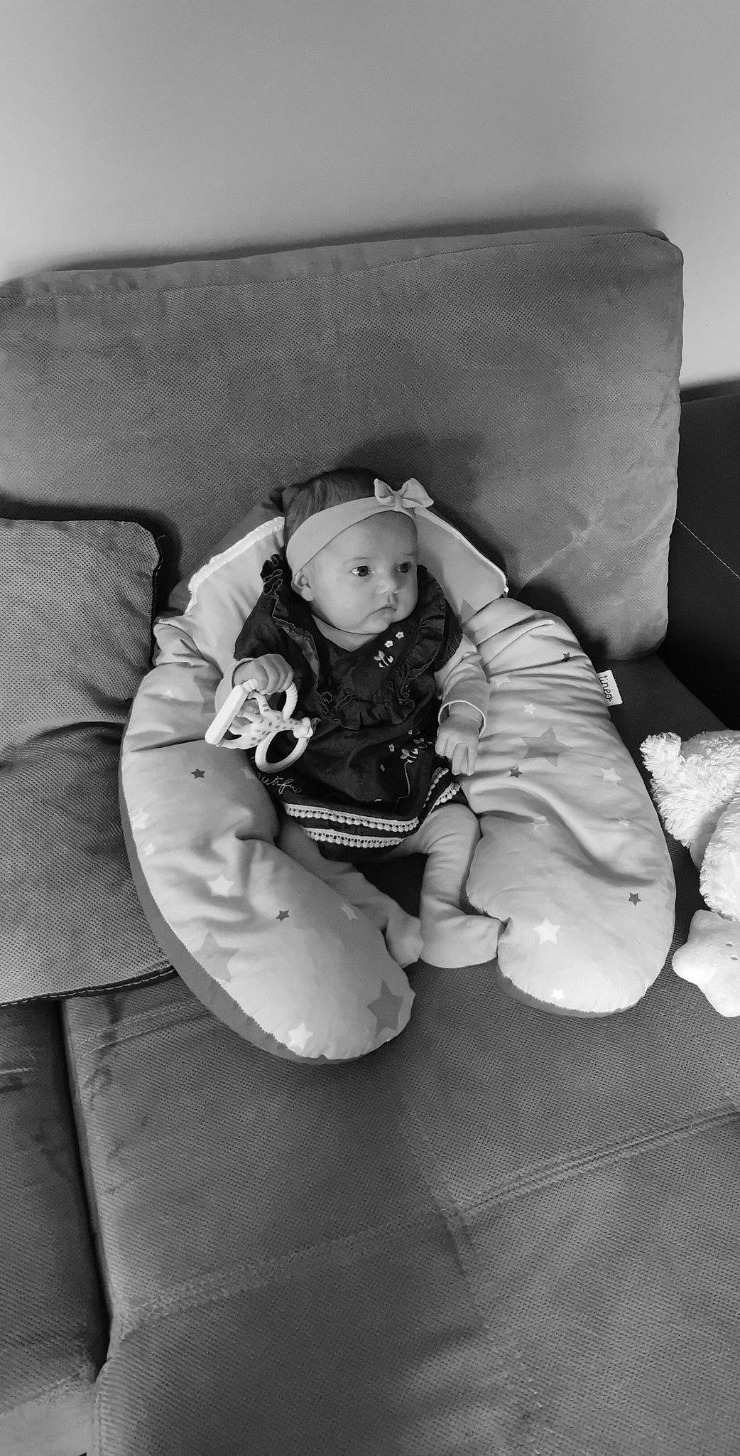 Candice a rejoint le concours — aidez-le/la à gagner de superbes lots ! armrest, baby, baby_products, baby_toddler_clothing, beanie, child, comfort, couch, headwear, living_room, person, shoe