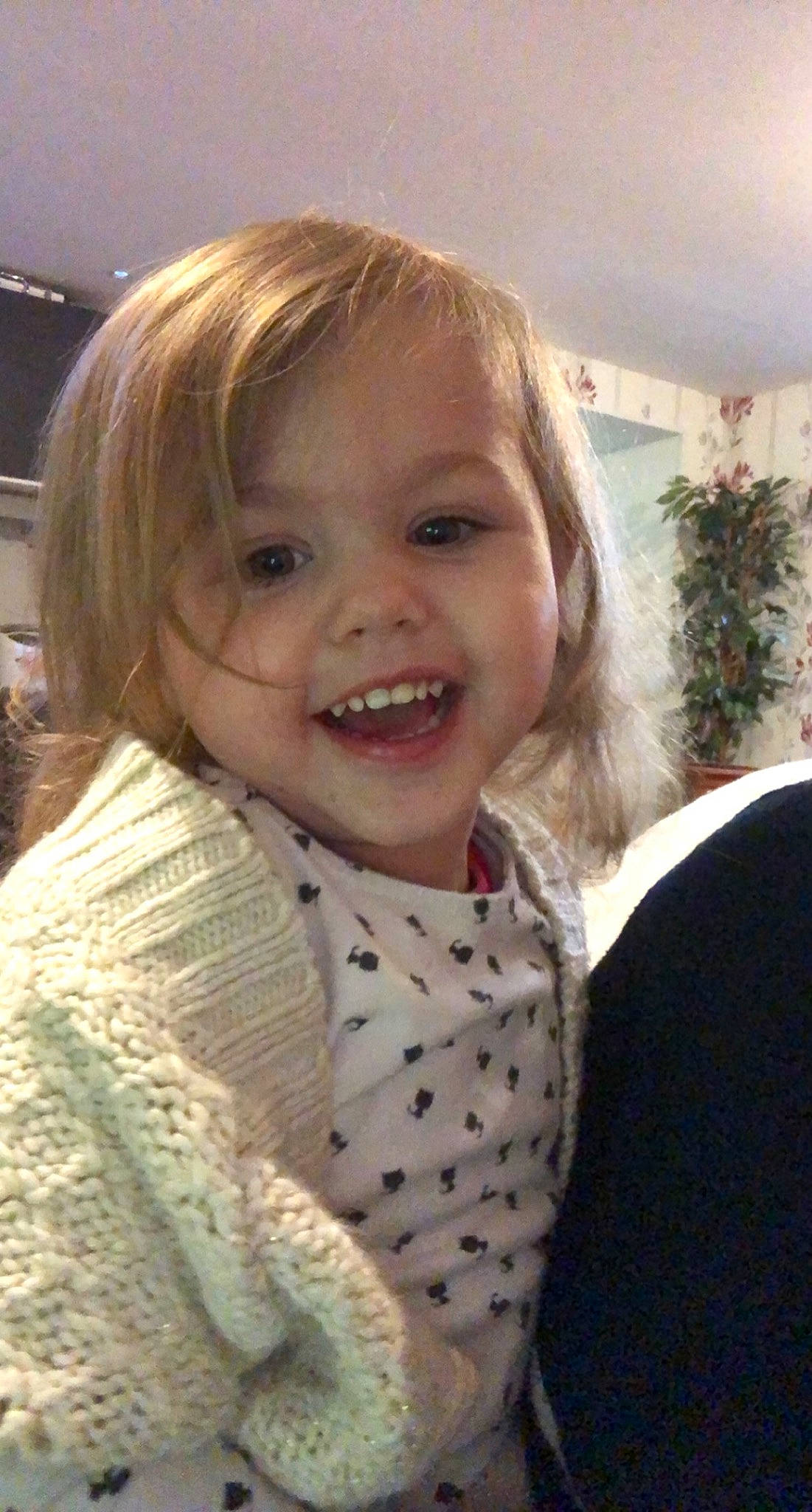 Aéris participe au concours pour gagner de l'argent avec cette photo : baby_toddler_clothing, blond, cheek, child, chin, eyebrow, facial_expression, fun, hair, hairstyle, happy, head, iris, joy, lip, nose, outerwear, person, skin, sleeve