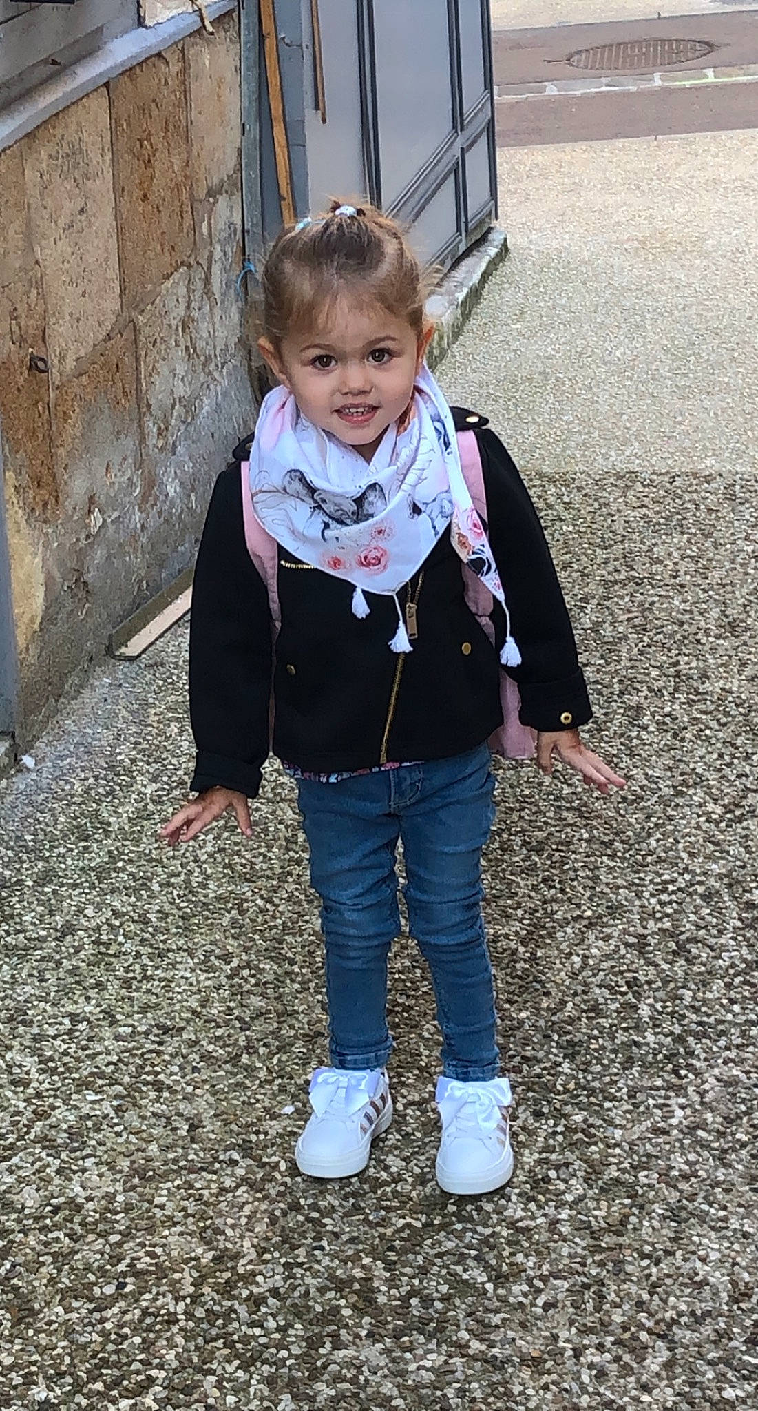 Aéris participe au concours pour gagner de l'argent avec cette photo : asphalt, baby_toddler_clothing, child, denim, eye, flooring, footwear, grass, head, jacket, jeans, leisure, pattern, person, road_surface, sidewalk, sleeve, smile, street_fashion, toddler