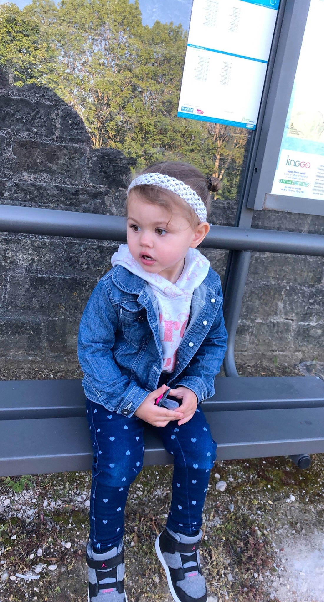 Aéris a rejoint le concours — aidez-le/la à gagner de superbes lots ! baby_toddler_clothing, child, denim, electric_blue, fun, fur, grass, happy, jacket, leaf, leisure, pattern, person, sitting, sleeve, standing, street_fashion, toddler, tree, vacation