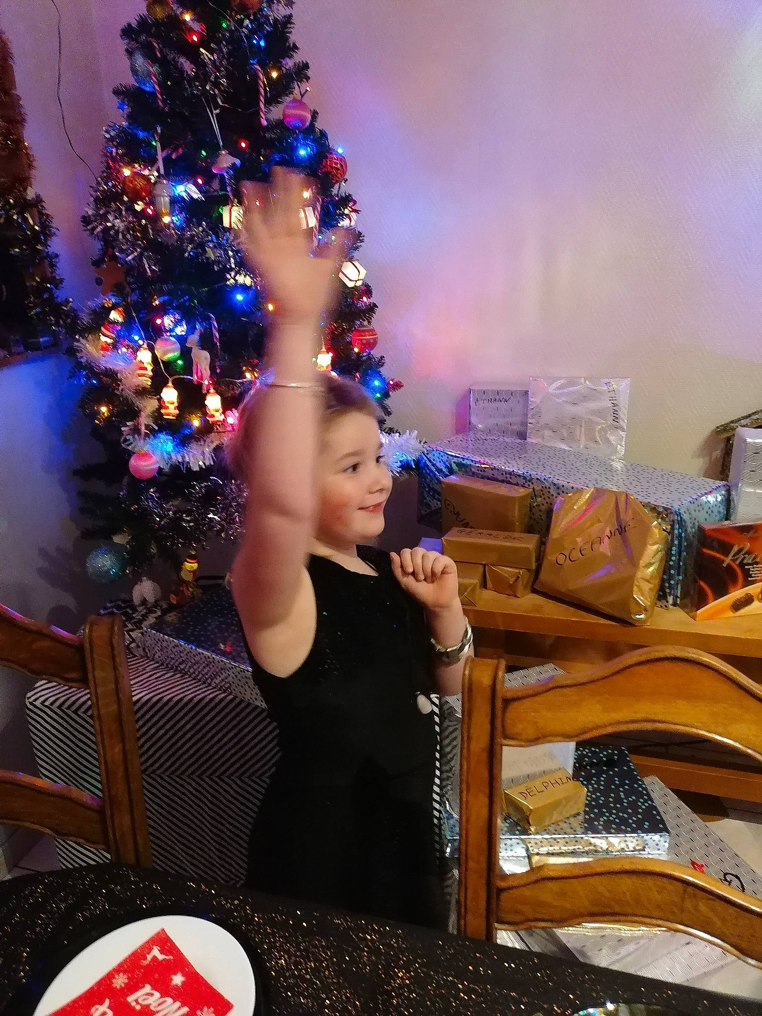 Oceane a rejoint le concours — aidez-le/la à gagner de superbes lots ! christmas, christmas_decoration, christmas_eve, christmas_ornament, christmas_tree, event, fun, holiday, interior_design, joy, leg, person, photography, sitting, tree