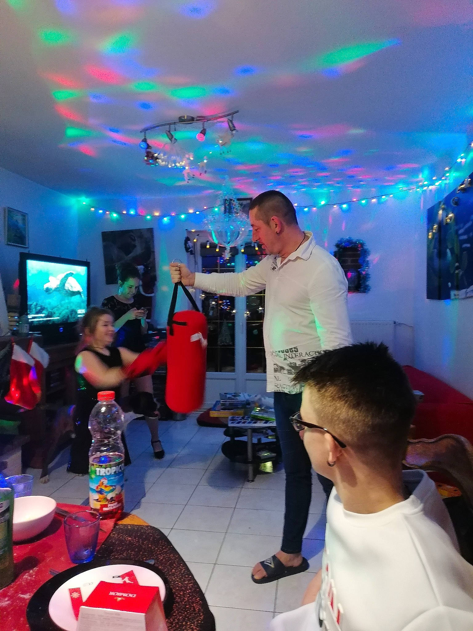 Oceane a rejoint le concours — aidez-le/la à gagner de superbes lots ! disco, drink, event, fun, joy, leisure, music, music_venue, nightclub, party, person, visual_effect_lighting