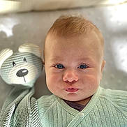 Mathias a rejoint le concours — aidez-le/la à gagner de superbes lots ! baby, infant, face, blue_eyes, knitted_toy, teddy_bear, soft_toy, pursed_lips, cozy, mint_green, clothing, portrait, cute, child, indoors, closeup, expression, cuteness, snuggle, baby_girl