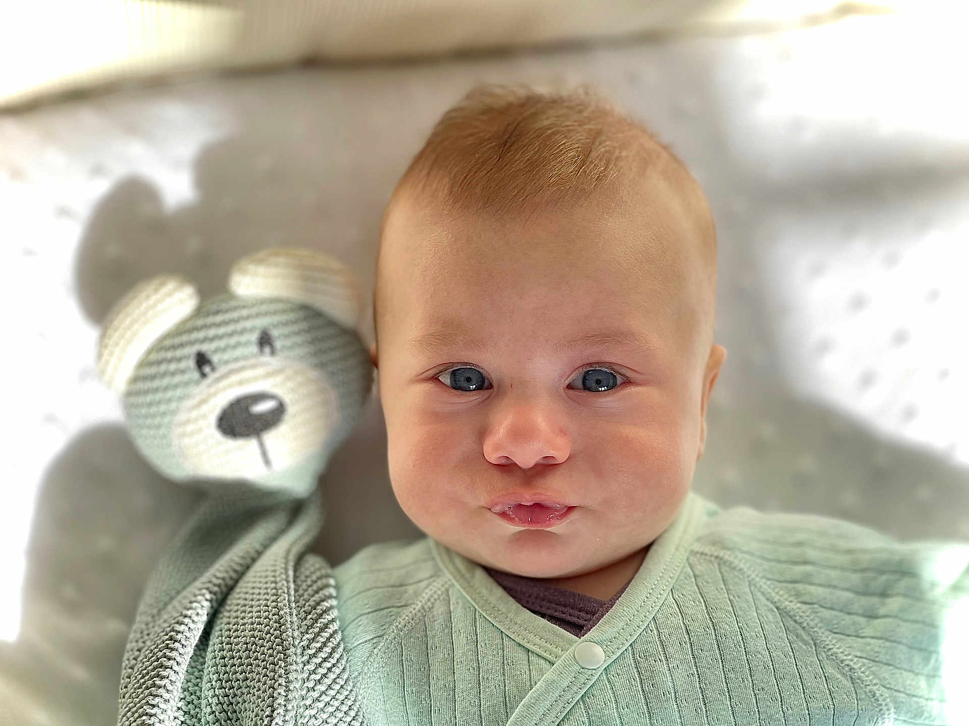 Mathias a rejoint le concours — aidez-le/la à gagner de superbes lots ! baby, infant, face, blue_eyes, knitted_toy, teddy_bear, soft_toy, pursed_lips, cozy, mint_green, clothing, portrait, cute, child, indoors, closeup, expression, cuteness, snuggle, baby_girl