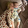 Evan a rejoint le concours — aidez-le/la à gagner de superbes lots ! child, children, bed, pajamas, giraffe_pattern, heart_pattern, smiling, cuddling, cozy, plush_toy, blanket, sleepwear, happy, indoors, siblings, cute, toddler, baby, family, relaxed