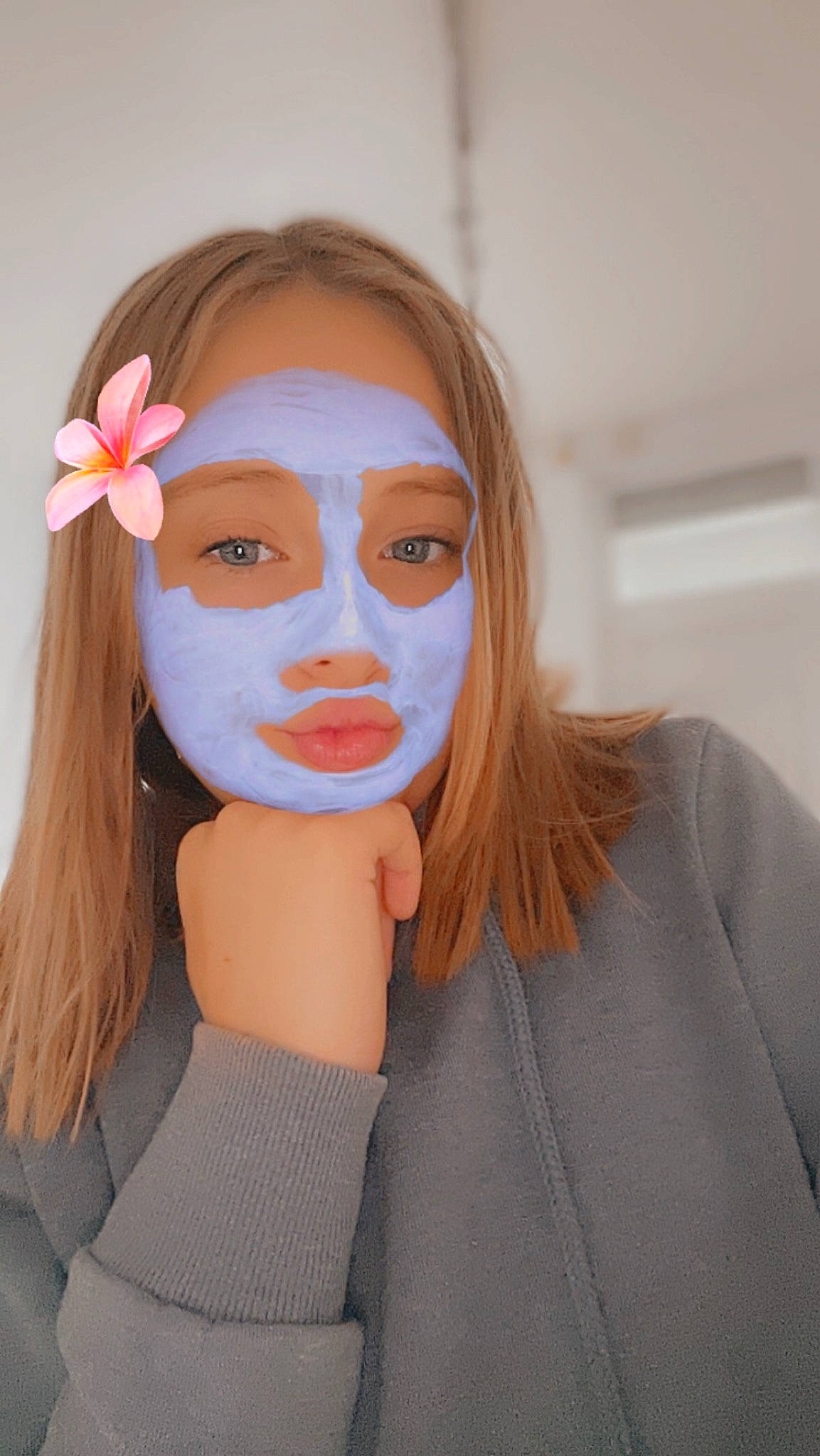 Elena a rejoint le concours — aidez-le/la à gagner de superbes lots ! bangs, black_hair, brown_hair, cheek, electric_blue, eye, eyebrow, eyelash, eyewear, forehead, gesture, happy, headgear, jaw, lip, long_hair, neck, orange, outerwear, person