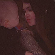 Maÿlow a rejoint le concours — aidez-le/la à gagner de superbes lots ! baby, child, adult, tattoo, face, interaction, indoor, dark, arm, skin, person, closeup, expression, cute, love, bonding, portrait, human, people, affection