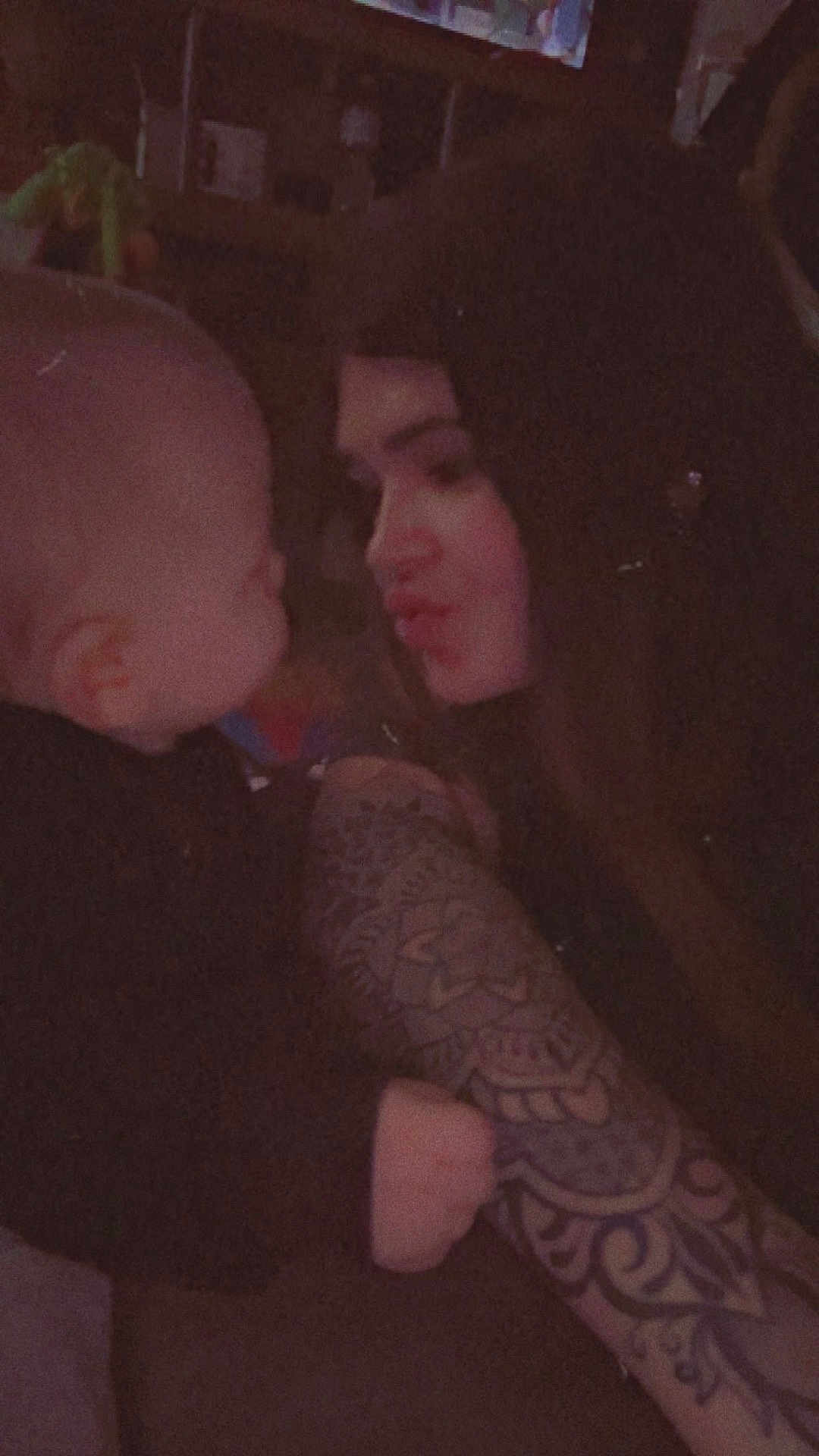 Maÿlow a rejoint le concours — aidez-le/la à gagner de superbes lots ! baby, child, adult, tattoo, face, interaction, indoor, dark, arm, skin, person, closeup, expression, cute, love, bonding, portrait, human, people, affection