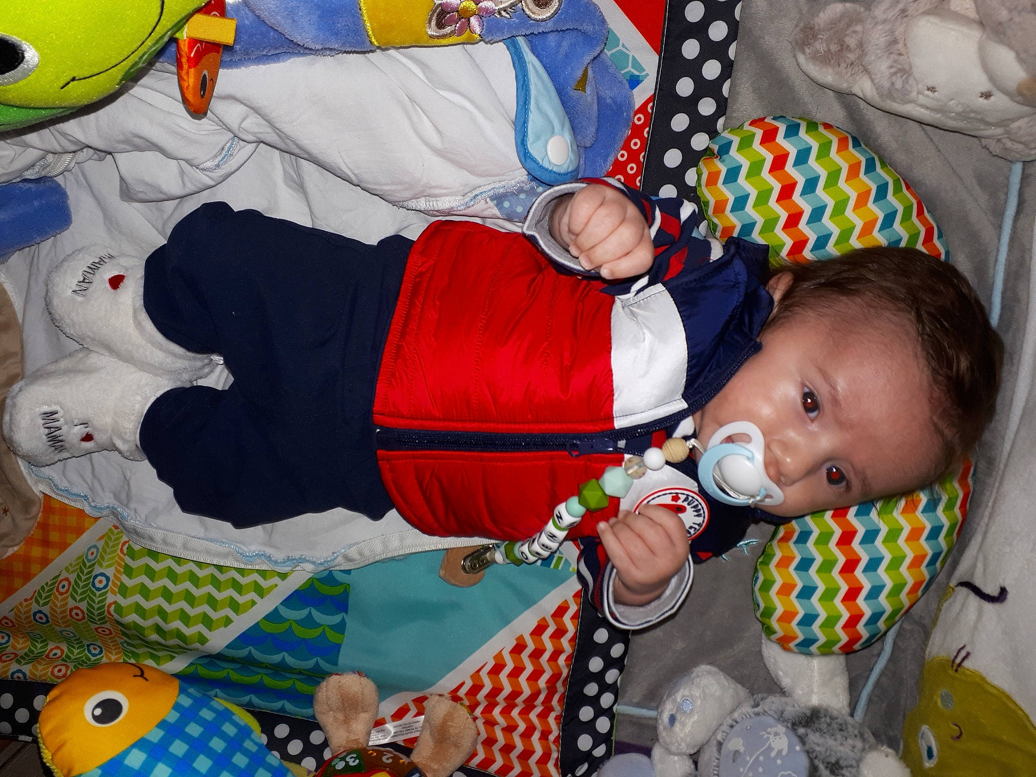 Owenn participe au concours pour gagner de l'argent avec cette photo : baby, baby_products, baby_toddler_clothing, blue, carmine, child, comfort, event, fictional_character, flag, fun, head, human_body, lap, linens, person, product, room, textile, toddler