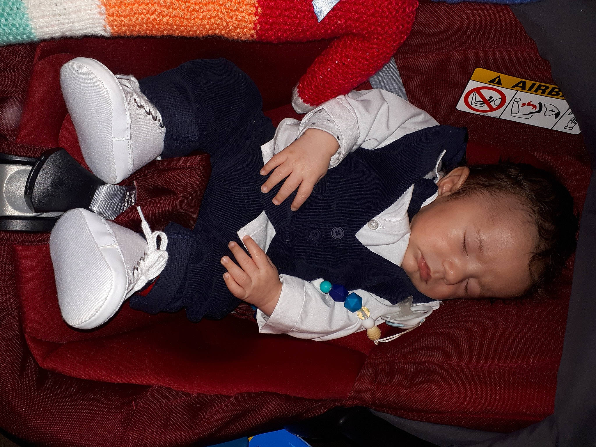 Owenn a rejoint le concours — aidez-le/la à gagner de superbes lots ! baby, baby_toddler_clothing, carmine, child, comfort, elbow, event, finger, fun, human_leg, knee, lap, leg, nail, person, red, sitting, sock, thigh, thumb