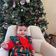 Arya a rejoint le concours — aidez-le/la à gagner de superbes lots ! baby, child, christmas_tree, holiday, festive, smiling, armchair, decorations, ornaments, indoor, seasonal, cute, portrait, red_clothing, green_clothing, bow, happy, holiday_season, infant, home