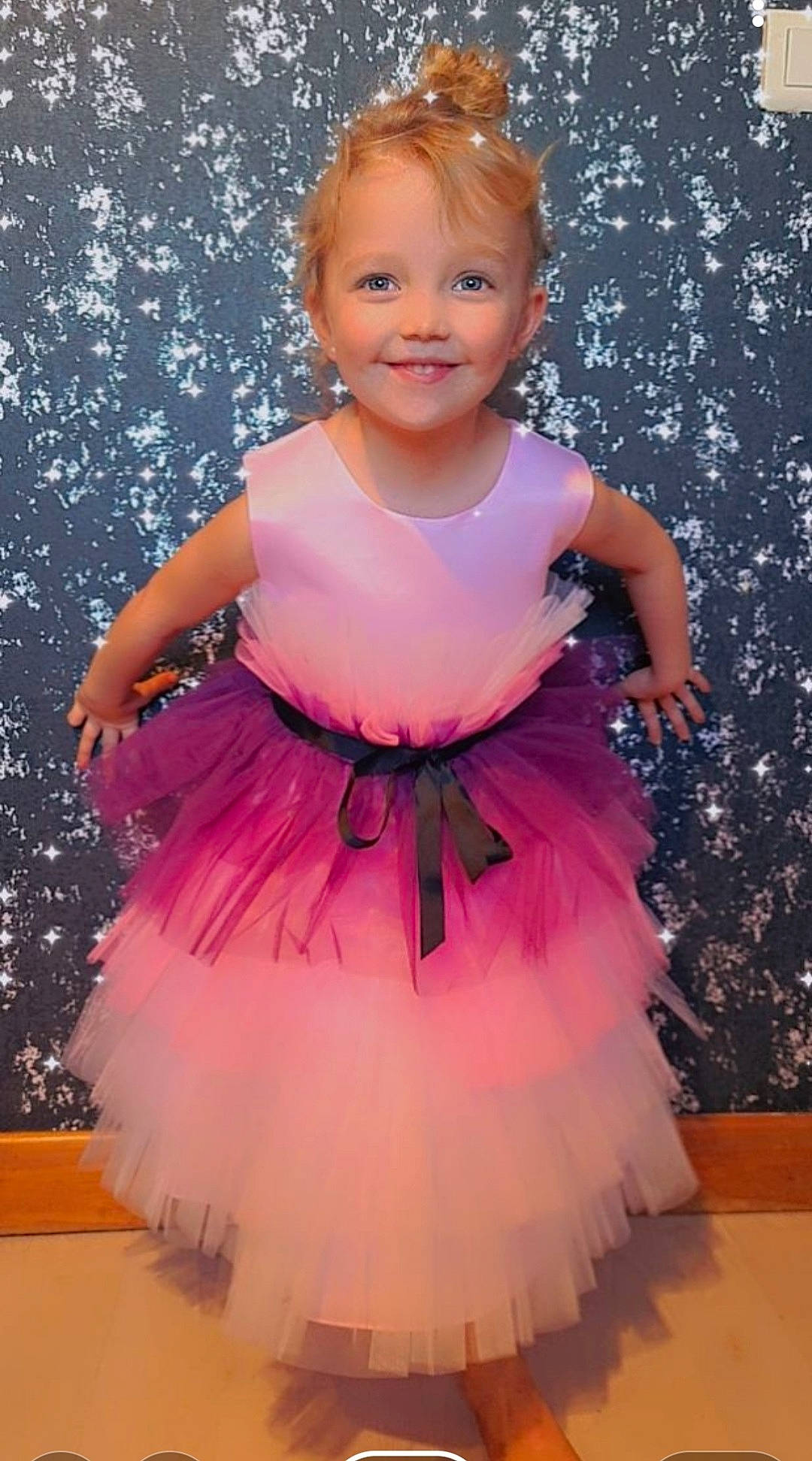 Anastazia a rejoint le concours — aidez-le/la à gagner de superbes lots ! baby_toddler_clothing, ballet_tutu, child, day_dress, dress, facial_expression, fashion, flash_photography, fun, hairstyle, happy, human, joy, magenta, person, pink, purple, skin, smile, standing