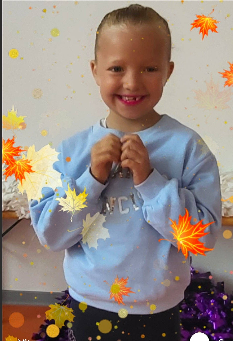 Anastazia participe au concours pour gagner de l'argent avec cette photo : art, baby_toddler_clothing, child, cut_flowers, event, facial_expression, floral_design, gesture, hand, happy, joy, orange, pattern, people_in_nature, person, petal, smile, t_shirt, toddler, visual_arts