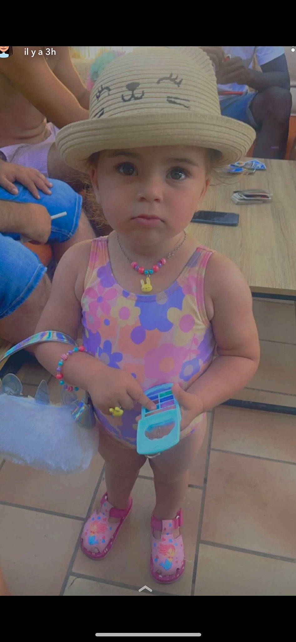 Leyna participe au concours pour gagner de l'argent avec cette photo : baby, baby_products, baby_toddler_clothing, cap, chest, child, electric_blue, fashion_accessory, fun, happy, hat, headwear, leisure, pattern, person, pink, skin, sun_hat, swimwear, table