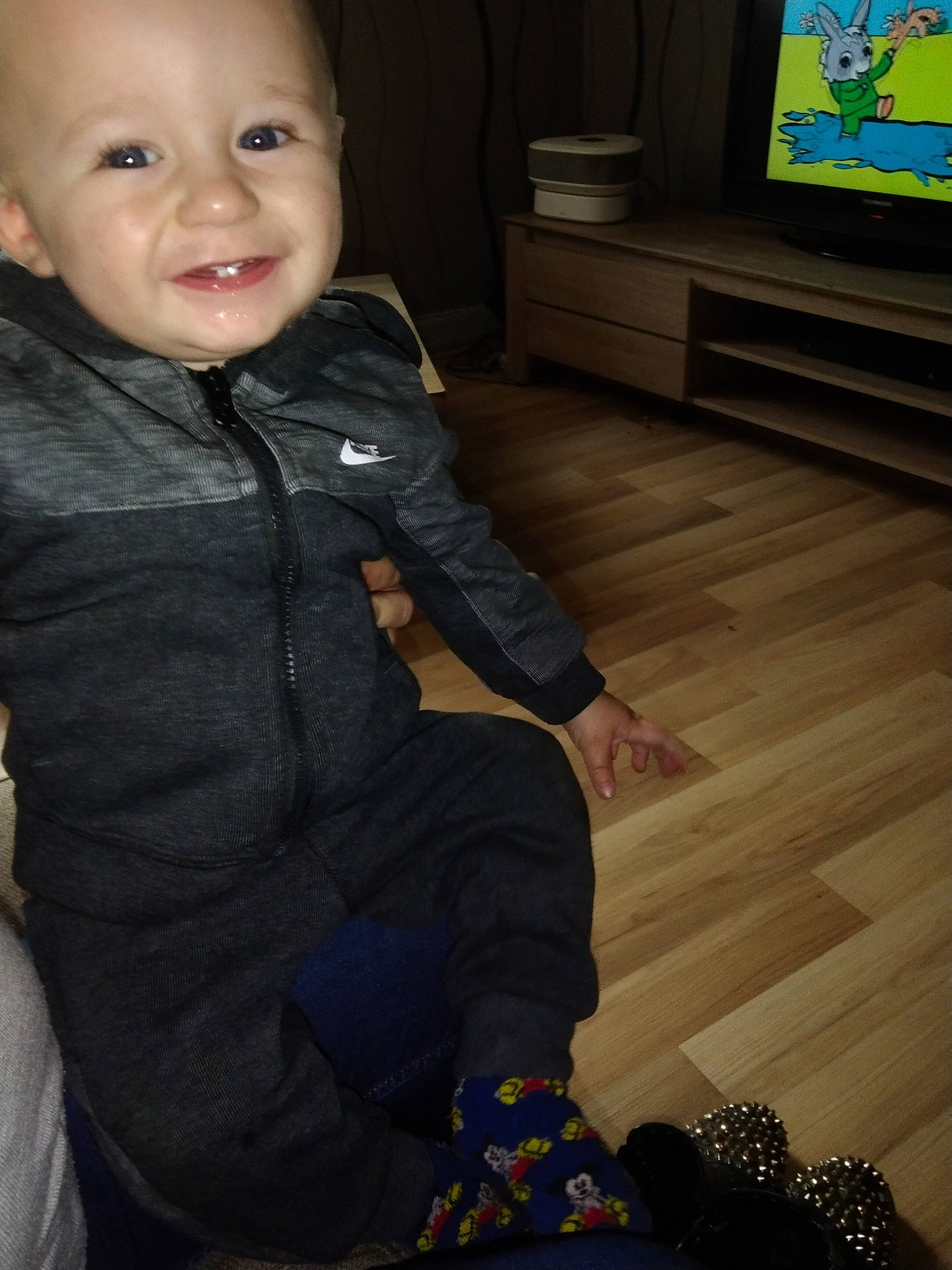 Alessio participe au concours pour gagner de l'argent avec cette photo : baby_toddler_clothing, black, blue, cheek, comfort, cool, finger, floor, green, happy, human, leg, output_device, person, skin, sleeve, smile, standing, television, toddler