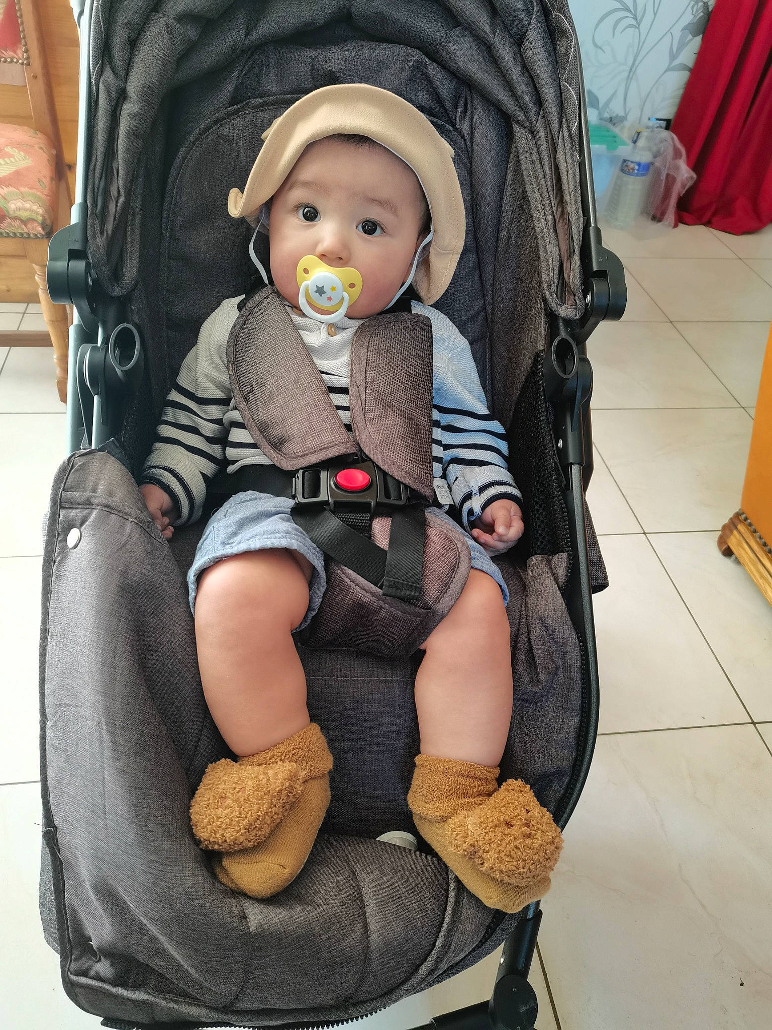 Angelo a rejoint le concours — aidez-le/la à gagner de superbes lots ! baby, baby_carriage, baby_products, baby_safety, baby_toddler_clothing, bag, car_seat, chair, child, comfort, fashion_accessory, headwear, human_leg, knee, lap, luggage_and_bags, person, product, sitting, surprise